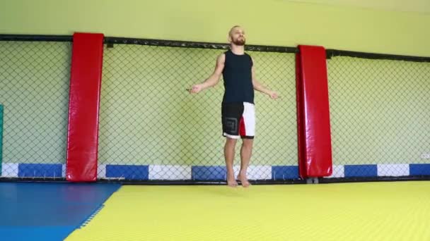 Mannelijke Kickboxer Gaat Voor Sport Sportschool — Stockvideo