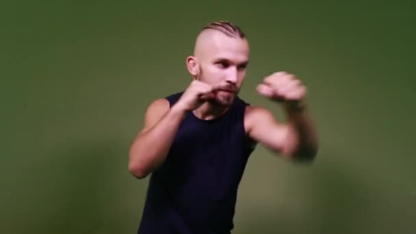 Man Kickboxer Går För Sport Gymmet — Stockvideo