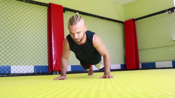 Masculino Kickboxer Entra Para Esportes Ginásio — Vídeo de Stock