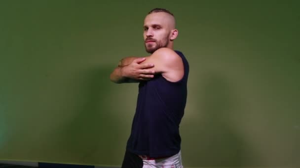 Kickboxer Masculin Dans Sport Dans Salle Gym — Video