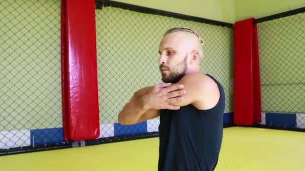 Man Kickboxer Går För Sport Gymmet — Stockvideo