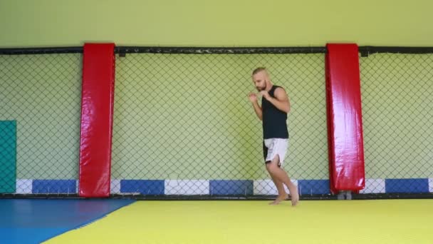 Masculino Kickboxer Entra Para Esportes Ginásio — Vídeo de Stock