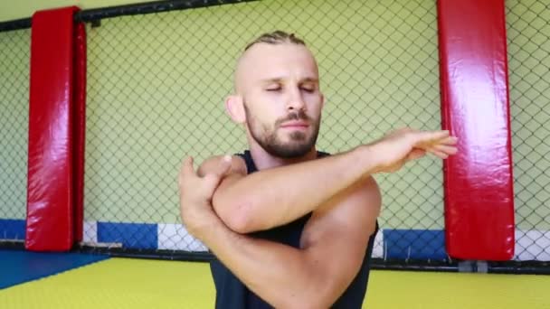 Hombre Kickboxer Entra Para Los Deportes Gimnasio — Vídeos de Stock