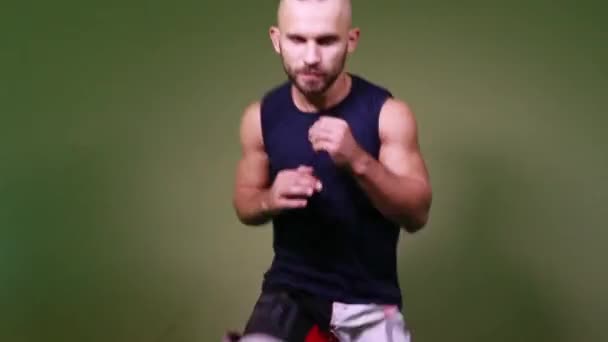 Mannelijke Kickboxer Gaat Voor Sport Sportschool — Stockvideo