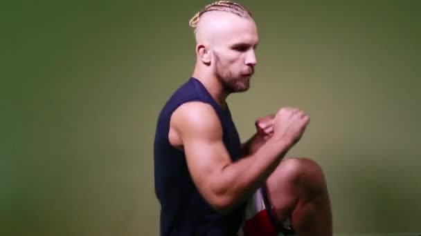 Mężczyzna Kickboxer Idzie Dla Sportu Siłowni — Wideo stockowe