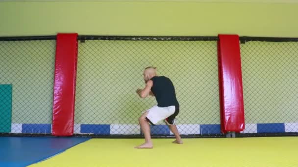 Masculino Kickboxer Entra Para Esportes Ginásio — Vídeo de Stock