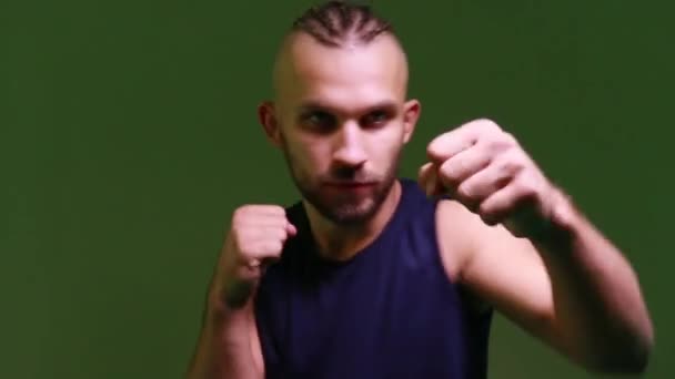 Férfi Kickboxer Megy Sport Edzőteremben — Stock videók