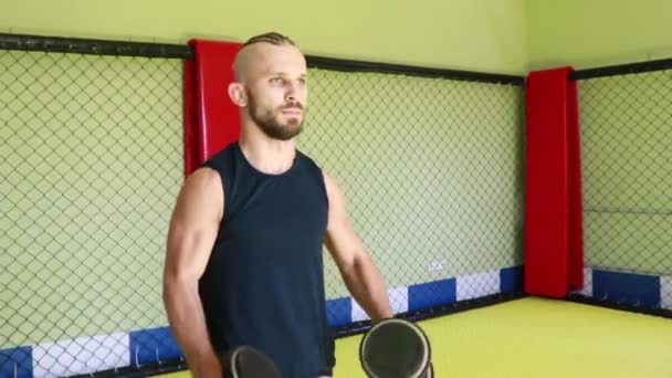 Αρσενικό Kickboxer Πηγαίνει Για Σπορ Στο Γυμναστήριο — Αρχείο Βίντεο