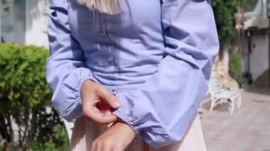 Kadınlar yazın dışarıda elbiselerini düzeltir.