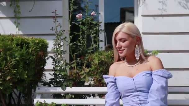 Blondine Geht Einem Sommertag Auf Die Straße — Stockvideo