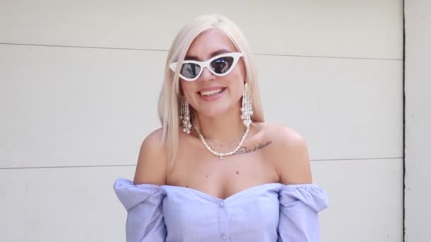 Blondýny Žena Pózování Venku Bílém Pozadí — Stock video