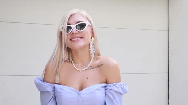 Blondýny Žena Pózování Venku Bílém Pozadí — Stock video