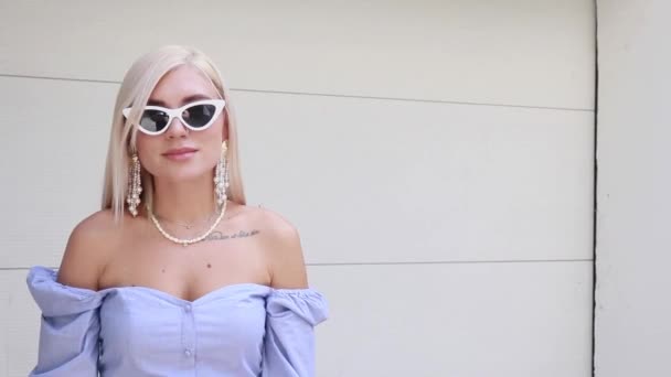 Blondine Posiert Draußen Auf Weißem Hintergrund — Stockvideo