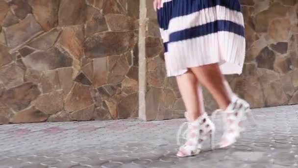 Mujer Rubia Camina Por Calle Día Verano — Vídeos de Stock