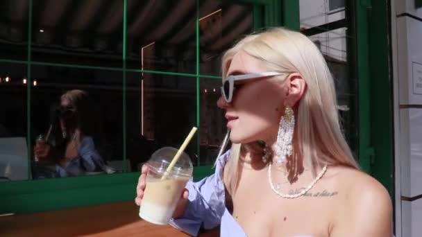 Блондинка Пьет Коктейль Кафе Улице — стоковое видео