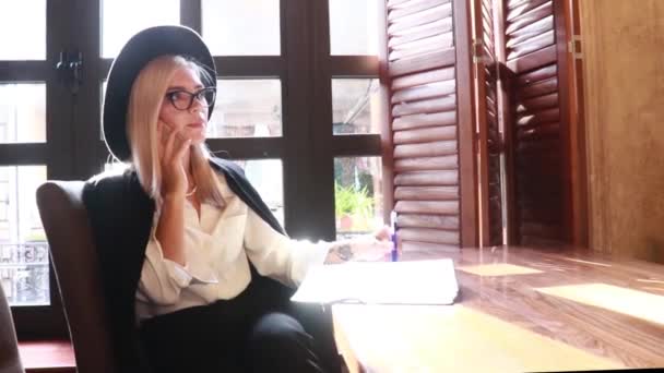 Blonde Femme Chapeau Assis Une Table Dans Restaurant — Video