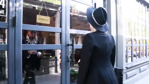 Femme Blonde Lunettes Noires Chapeau Près Entrée Restaurant — Video