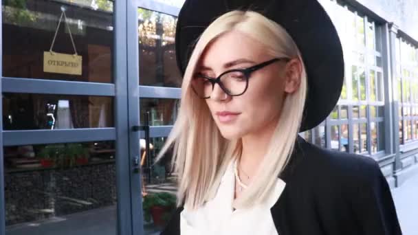 Femme Blonde Lunettes Noires Chapeau Près Entrée Restaurant — Video