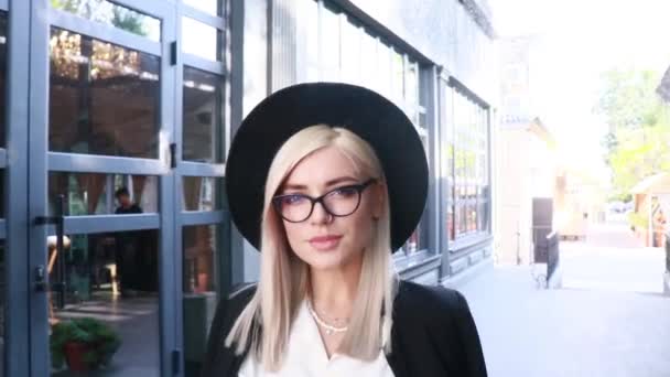 Femme Blonde Lunettes Noires Chapeau Près Entrée Restaurant — Video