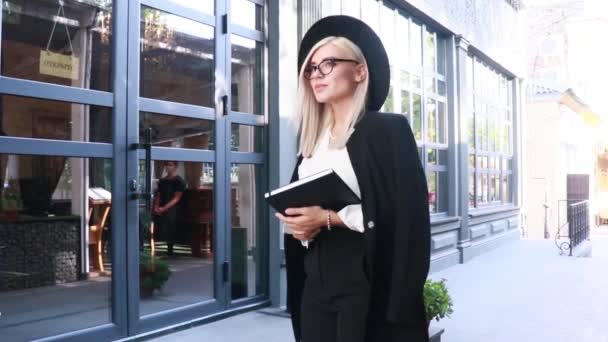 Femme Blonde Lunettes Noires Chapeau Près Entrée Restaurant — Video