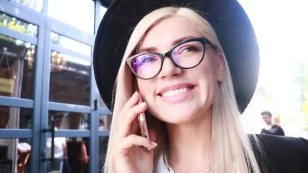Mulher Loira Óculos Pretos Chapéu Perto Entrada Restaurante — Vídeo de Stock