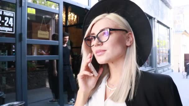 Блондинка Чорних Окулярах Капелюсі Біля Входу Ресторан — стокове відео