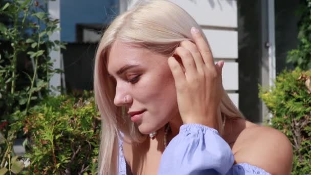 Blondine Mit Haaren Sitzt Auf Einer Bank Auf Der Straße — Stockvideo