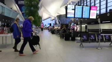 Gdask, Polonya - 4.20.2019: İnsanlarla dolu büyük bir havaalanı salonu