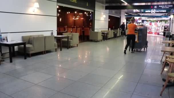 Gdask Polônia 2019 Salão Grande Aeroporto Cheio Pessoas — Vídeo de Stock