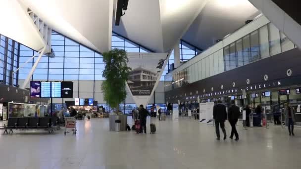 Gdask Poland 2019 Hall Major Airport Filled People — Stock Video