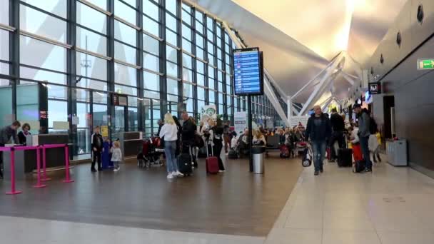 Gdask Polsko 2019 Hala Hlavního Letiště Plná Lidí — Stock video