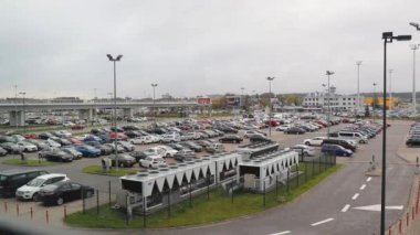 Gdansk, Polonya - 4.20.2019: havaalanı yakınındaki araba parkı