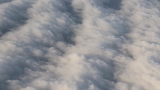 Schietende Lucht Wolken Uit Patrijspoort Van Een Vliegend Vliegtuig — Stockvideo