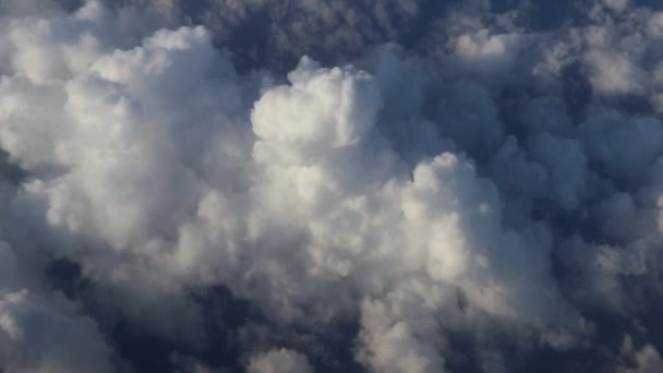 Uçan Bir Uçağın Penceresinden Gökyüzü Bulutları Fırlatıyordu — Stok video