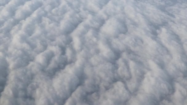 Schietende Lucht Wolken Uit Patrijspoort Van Een Vliegend Vliegtuig — Stockvideo