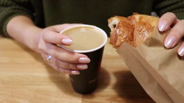 Zoet Dessert Met Een Kopje Koffie Vrouwelijke Handen Met Een — Stockvideo