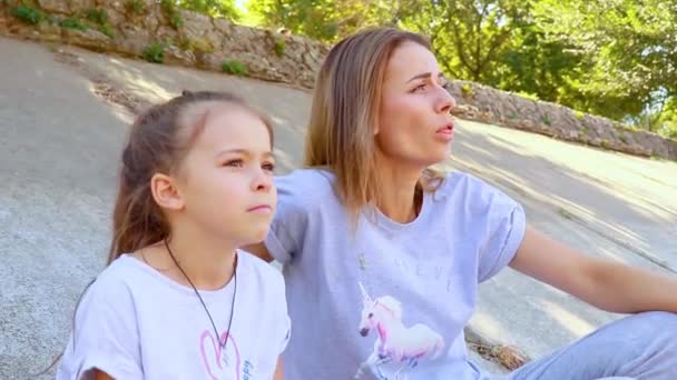 Mamma Och Dotter Sportkläder Slappnar Gatan — Stockvideo