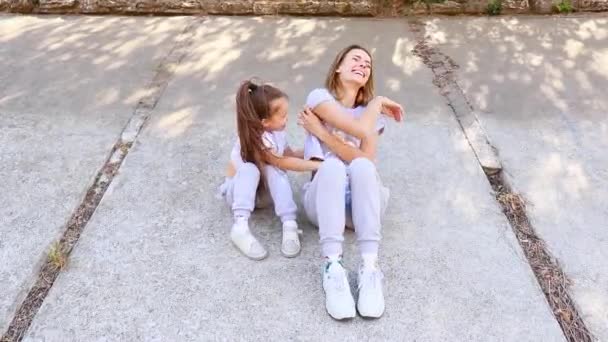 Mamma Och Dotter Sportkläder Slappnar Gatan — Stockvideo