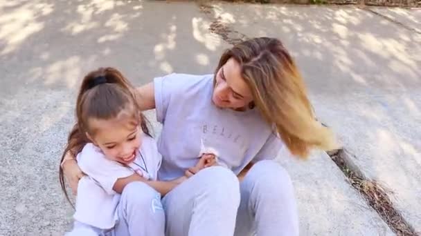 Spor Giyim Sektöründe Anne Kızı Sokakta Dinleniyor — Stok video