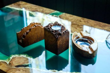 Küllük peçete standı ve epoksiden yapılmış el yapımı mum tutacağı.