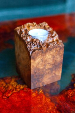 Tutkaldan yapılmış el yapımı mum tutacağı.
