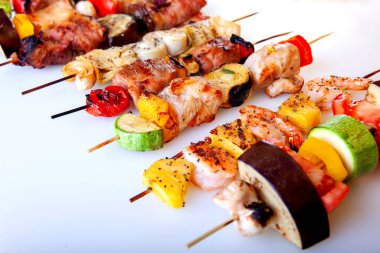 Ahşap şişler üzerinde ızgara deniz ürünleri eti pastırması.