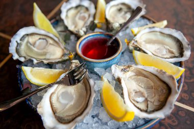 Limonlu istiridye ve buz sosu.