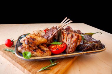 Farklı türde et, domates ve kabak tabağında.