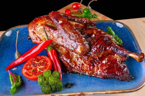 Karamel soslu ördek, sebze ve biberli tabak.