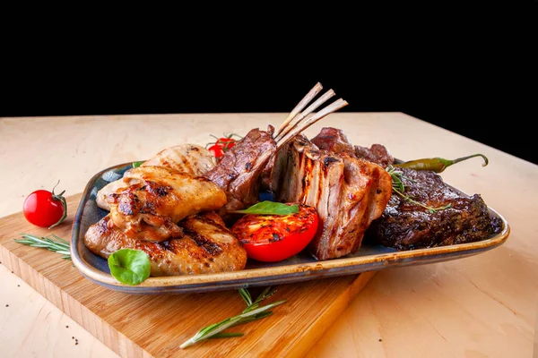 Farklı türde et, domates ve kabak tabağında.