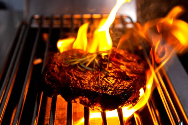 グリルで焼いた肉ステーキ — ストック写真