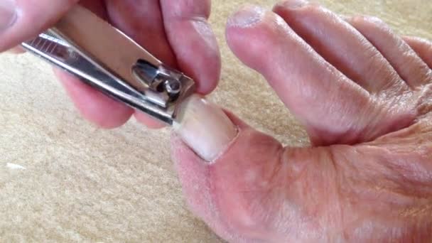 Clipping Toe Nails. — Stock Video