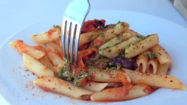 Çatal ile makarna yemek