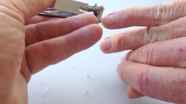 Corte de uñas de dedo con Clipper — Vídeo de stock